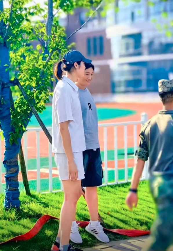 浅灰色短袖, 脚上是深色